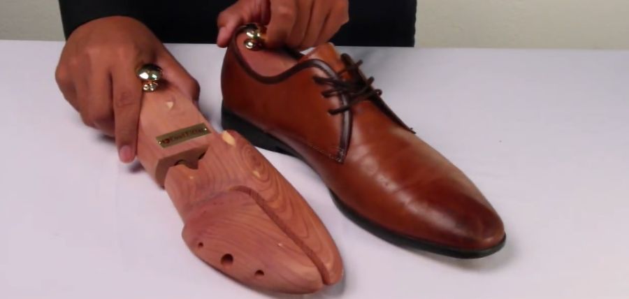 image-shows-how-to-isert-shoe-tree-inside-shoes