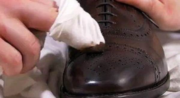 how-to-apply-polish-on-shoe